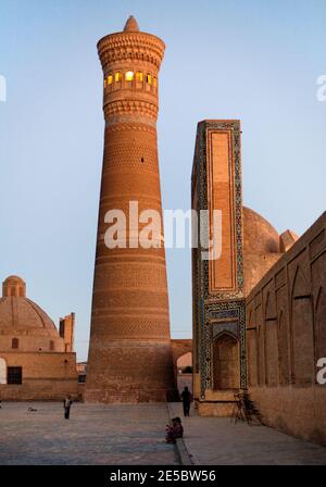 Vista serale della moschea e minareto di Kalon - Bukhara - Uzbekistan Foto Stock