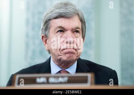 Washington, DC. 26 gennaio 2021. Il senatore degli Stati Uniti Roy Blunt (repubblicano del Missouri), ha rivolto le sue domande a Gina Raimondo, nominata Segretario del Commercio degli Stati Uniti, durante la sua audizione di conferma della commissione per il commercio, la scienza e i trasporti del Senato degli Stati Uniti, svoltasi a Washington, DC, martedì 26 gennaio 2021. Credit: Tom Williams/Pool via CNP | Usage worldwide Credit: dpa/Alamy Live News Foto Stock