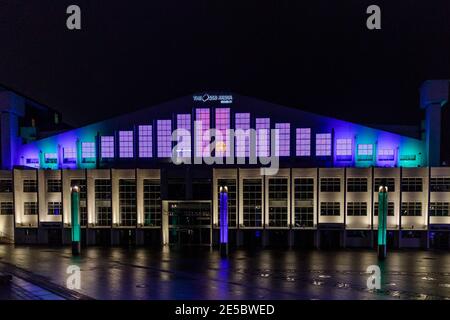 SSE Arena, Wembley Park, Regno Unito. 27 gennaio 2021. In occasione del Memoriale dell'Olocausto, SSE Arena, Wembley è illuminato in viola e mostra una candela di ricordo per le vittime della Shoah. L'Arean è tra le altre 25 località del Regno Unito che saranno illuminate in viola il 27 gennaio, quando il mondo segna il giorno del Memoriale dell'Olocausto (HMD). Amanda Rose/Alamy Live News Foto Stock