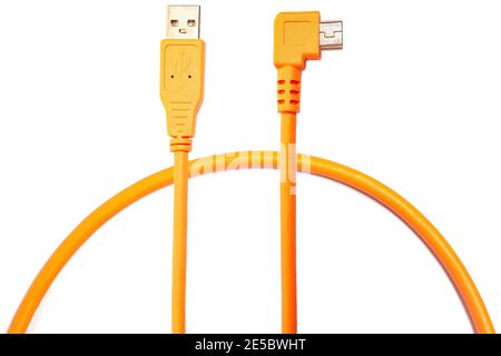 Cavo USB arancione isolato su sfondo bianco. Foto Stock