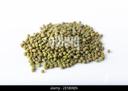 Mucchio di fagioli verdi su sfondo bianco. Foto Stock