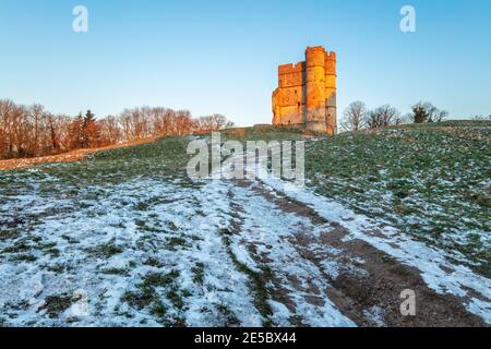 Donnington Castle in inverno gelo e neve all'alba, Newbury, Berkshire, Inghilterra, Regno Unito, Europa Foto Stock