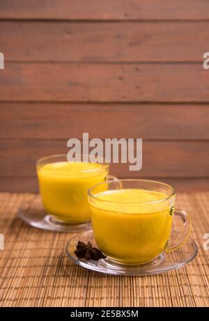 Golden latte, fatta con la curcuma. Rimedio per molte malattie. Foto Stock