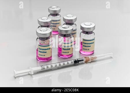 Vaccinazione contro il coronavirus. Flaconcino di vaccino per prevenire COVID-19. Foto Stock