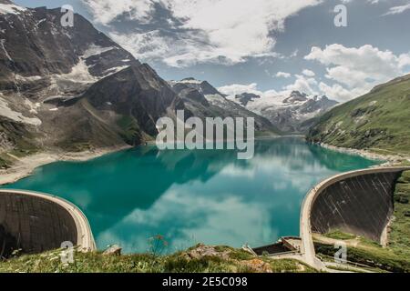 Bella vista del lago di alta montagna vicino Kaprun.Hike al Mooserboden diga in Austriaco Alps.Quiet relax in nature.wonderful paesaggio naturale Foto Stock