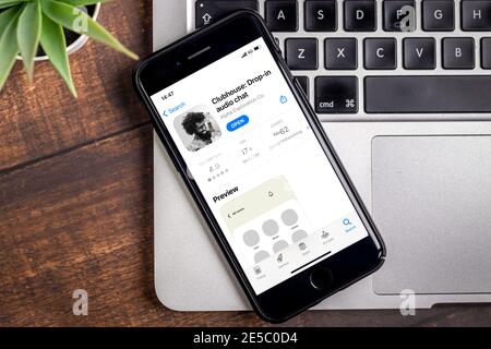 Antalya, Turchia - 27 gennaio 2021: Clubhouse Drop in audio chat visualizzazione applicazione sullo smartphone. Foto Stock