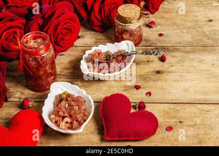 Marmellata di petali di rosa con decorazioni romantiche. Dolce