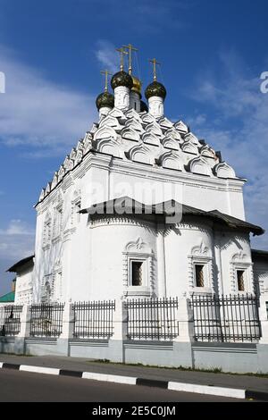 Templi nella parte storica della città di Kolomna. Chiese ortodosse nell'est della regione di Mosca in autunno. Foto Stock