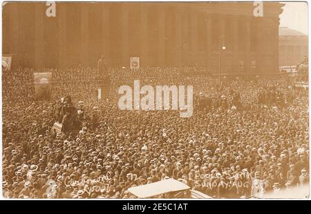 1911 Liverpool General Transport Strike: Grande riunione di massa sull'altopiano di St George, St George's Hall su Lime Street può essere visto sullo sfondo. Il rally tenuto il 13 agosto (qui mostrato) divenne noto come Bloody Domenica, a seguito di un bastone incaricato dalla polizia Foto Stock