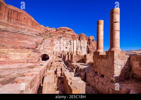 Petra, Giordania e i resti del Teatro Nabateo - la capitale del regno Nabateo presentano la città di Wadi Musa nel Regno Giordano Foto Stock