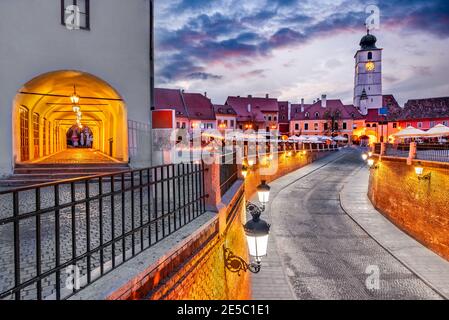 Sibiu, Romania. Twilight immagine della Torre del Consiglio nella piccola piazza del centro di Sibiu, in Transilvania. Foto Stock