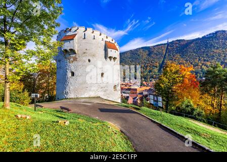 Torre Bianca, bastione Brasov eretto in forma semicircolare in epoca medievale per proteggere la Fortezza. Transilvania, Romania. Foto Stock