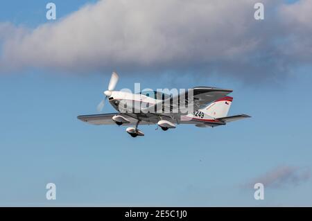 DLOUHA LHOTA, REP CECO - 27 GENNAIO 2021. Il piccolo aereo sportivo SportCruiser decolli all'aeroporto di Dlouha Lhota. Foto Stock