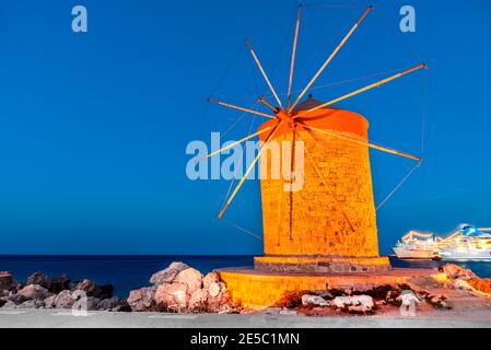 Rhodes, Grecia. Straordinaria immagine notturna di Mandrachi vecchio porto di mulini a vento in isole Dodecanesi. Foto Stock