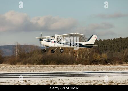 DLOUHA LHOTA, REP CECO - 27 GENNAIO 2021. Piccolo aeroplano sportivo Cessna 150 su uno sfondo di cielo blu. Foto Stock