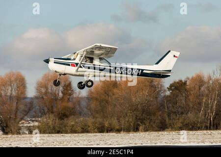 DLOUHA LHOTA, REP CECO - 27 GENNAIO 2021. Piccolo aeroplano sportivo Cessna 150 su uno sfondo di cielo blu. Foto Stock