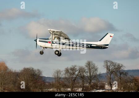 DLOUHA LHOTA, REP CECO - 27 GENNAIO 2021. Piccolo aeroplano sportivo Cessna 150 su uno sfondo di cielo blu. Foto Stock