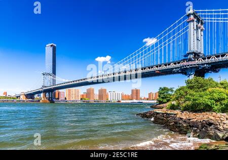 New York, Stati Uniti d'America. Ponte di Manhattan sul Fiume Est e skyline del Lower East Side di New York City. Foto Stock