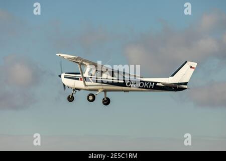 DLOUHA LHOTA, REP CECO - 27 GENNAIO 2021. Piccolo aeroplano sportivo Cessna 150 su uno sfondo di cielo blu. Foto Stock