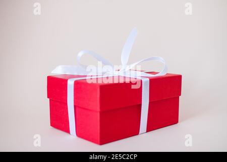 Scatole regalo rosse di varie misure legate con un bianco nastro satinato Foto Stock