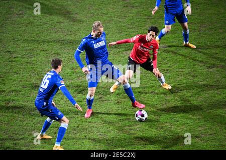 Karlsruhe, Germania. 27 gennaio 2021. Da sinistra a destra Philip Heise (KSC), Philipp Hofmann (KSC), sei Muroya (H96). GES/Calcio/2. Bundesliga: Karlsruher SC - Hannover 96, 01/27/2021 Calcio: 2 Lega: Karlsruher Sport-Club vs Hannover 96, Località, 27 gennaio 2021 | usage worldwide Credit: dpa/Alamy Live News Foto Stock