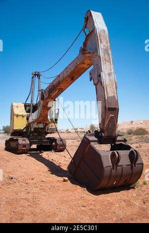 Vecchio veicolo minerario arrugginendo nell'entroterra australiano. Foto Stock