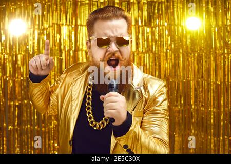 Cantante in giacca d'oro e catena d'oro con microfono e canzoni cantate al concerto di musica retrò Foto Stock