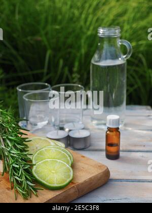 Olio essenziale di limone e rosmarino Foto stock - Alamy