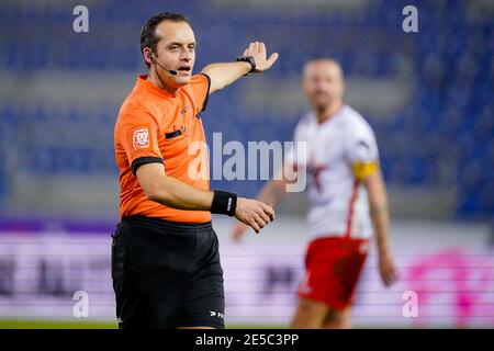 GENK, BELGIO - GENNAIO 27: Arbitro Alexandre Boucaut durante la Pro League match tra KRC Genk e SV Zulte Waregem alla Luminus Arena il 27 gennaio Foto Stock