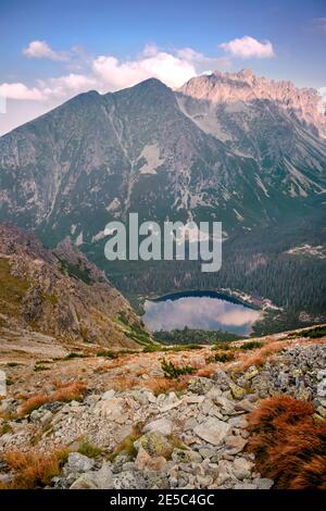 Vista mozzafiato sul lago di montagna Popradske pleso all'alba in High Tatra, Slovacchia Foto Stock