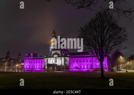 Municipio di Cardiff, Cardiff, Galles, Regno Unito, 27 gennaio 2021. Il Memoriale dell'Olocausto viene commemorato in tutto il Regno Unito con edifici iconici illuminati in viola come segno di rispetto e ricordo per le vittime della Shoah, l'Olocausto. Credit: Haydn Denman/Alamy Live News. Foto Stock