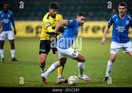 Venlo, Paesi Bassi. 27 gennaio 2021. VENLO, PAESI BASSI - GENNAIO 27: Zinedine Machach di VVV Venlo, Oussama Tannane di Vitesse durante la partita olandese di Eredivisie tra VV Venlo e Vitesse a De Koel il 27 gennaio 2021 a Venlo, Paesi Bassi (Foto di Broer van den Boom/Orange Pictures/Alamy Live News) Foto Stock