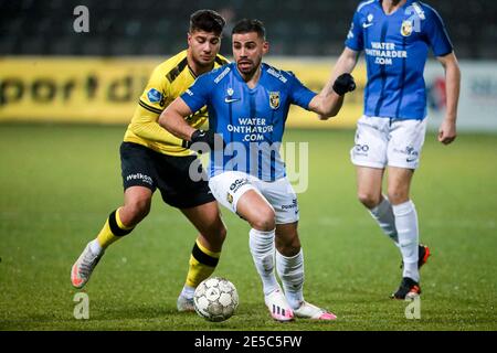 Venlo, Paesi Bassi. 27 gennaio 2021. VENLO, PAESI BASSI - GENNAIO 27: Zinedine Machach di VVV Venlo, Oussama Tannane di Vitesse durante la partita olandese di Eredivisie tra VV Venlo e Vitesse a De Koel il 27 gennaio 2021 a Venlo, Paesi Bassi (Foto di Broer van den Boom/Orange Pictures/Alamy Live News) Foto Stock