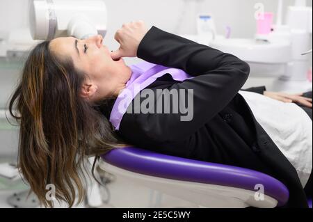 Giovane donna che soffre di mal di denti. Foto di alta qualità Foto Stock