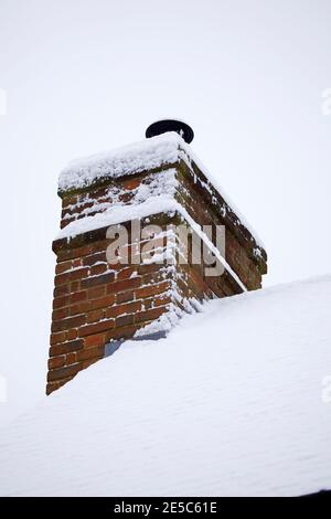 Camino stack con neve. Inghilterra Foto Stock