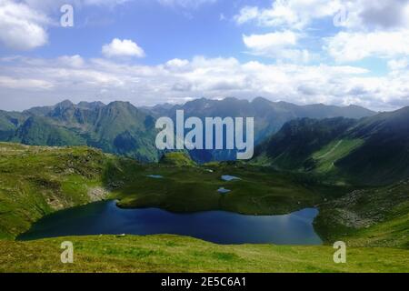 paesaggio meraviglioso con molti laghi di montagna e montagne vacanza Foto Stock