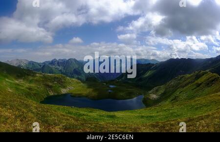 paesaggio meraviglioso con molti laghi di montagna e panorama delle montagne visualizza Foto Stock