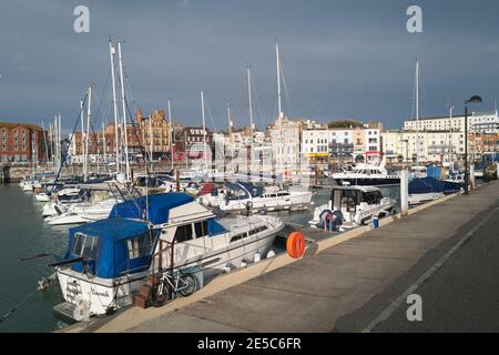 Ramsgate, UK - Jan 21 2021 Barche e yatch a Ramsgate Royal Habour. L'imponente architettura degli edifici situati sul porto turistico può essere vista in Foto Stock