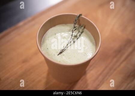 preparazione della zuppa di crema in un contenitore di carta kraft per alimenti consegna Foto Stock