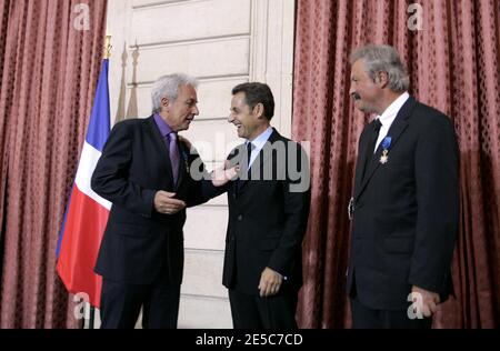 Il presidente francese Nicolas Sarkozy parla con lo scienziato francese Joseph Sifakis, vincitore del Premio Turing 2007, e con Albert Fert, vincitore del Premio Nobel per la fisica 2007, in una cerimonia presso l'Elysee Palace di Parigi, il 30 settembre 2008. Joseph Sifakis e Albert Fert hanno ricevuto la medaglia Grand Officier de l'Ordre National du Merite. Foto di Jean-Francois Deroubaix/piscina/ABACAPRESS.COM Foto Stock