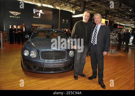 L'attore francese Jean Reno (L) si pone con il CEO di Bentley France durante la sua visita al Paris Motor Show 2008, noto come 'Mondial de l'Automobile', tenutosi a Parigi, in Francia, il 2 ottobre 2008. Foto di Giancalro Gorassini/ABACAPRESS.COM Foto Stock