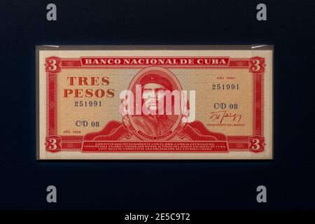 Tre note di peso della Banca Nazionale di Cuba che mostra che Guevara (1928-1967), la Money Gallery, Ashmolean Museum, Oxford, Regno Unito. Foto Stock