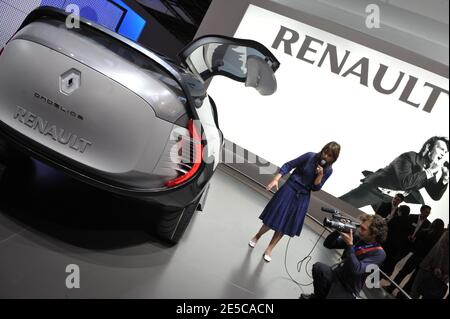 Vista generale dello stand Renault con il nuovo modello di auto Ondelios durante le giornate di stampa al Salone Internazionale dell'automobile di Parigi, a Parigi, Francia, il 03 ottobre 2008. Foto di Giancarlo Gorassini/ABACAPRESS.COM Foto Stock