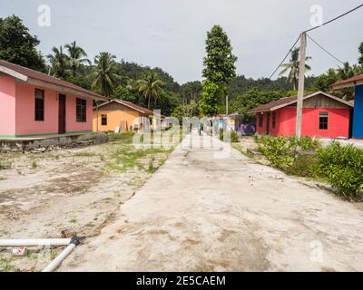 Kensi, Arguni, Indonesia - 01 febbraio 2018: Case colorate in legno in un piccolo villaggio nella foresta tropicale indonesiana. Bird's Head Peninsula, ovest Foto Stock