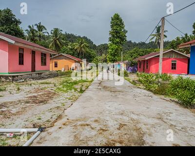 Kensi, Arguni, Indonesia - 01 febbraio 2018: Case colorate in legno in un piccolo villaggio nella foresta tropicale indonesiana. Bird's Head Peninsula, ovest Foto Stock