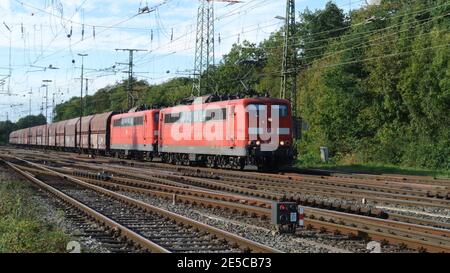 Un paio di locomotive elettriche di classe 155 della Deutsche Bahn con carri pesanti a Colonia-Gremberg, Germania, Europa Foto Stock