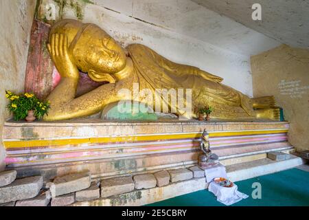 Statua di Buddha reclinata all'interno delle grotte di Daung Win HPO (AKA Phowinta Foto Stock