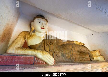 Statua di Buddha reclinata all'interno delle grotte di Daung Win HPO (AKA Phowinta Foto Stock