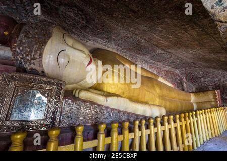 Statua di Buddha reclinata all'interno delle grotte di Daung Win HPO (AKA Phowinta Foto Stock