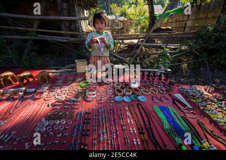 Ragazza che vende souvenir turistici sul mercato di strada nel villaggio, la Foto Stock